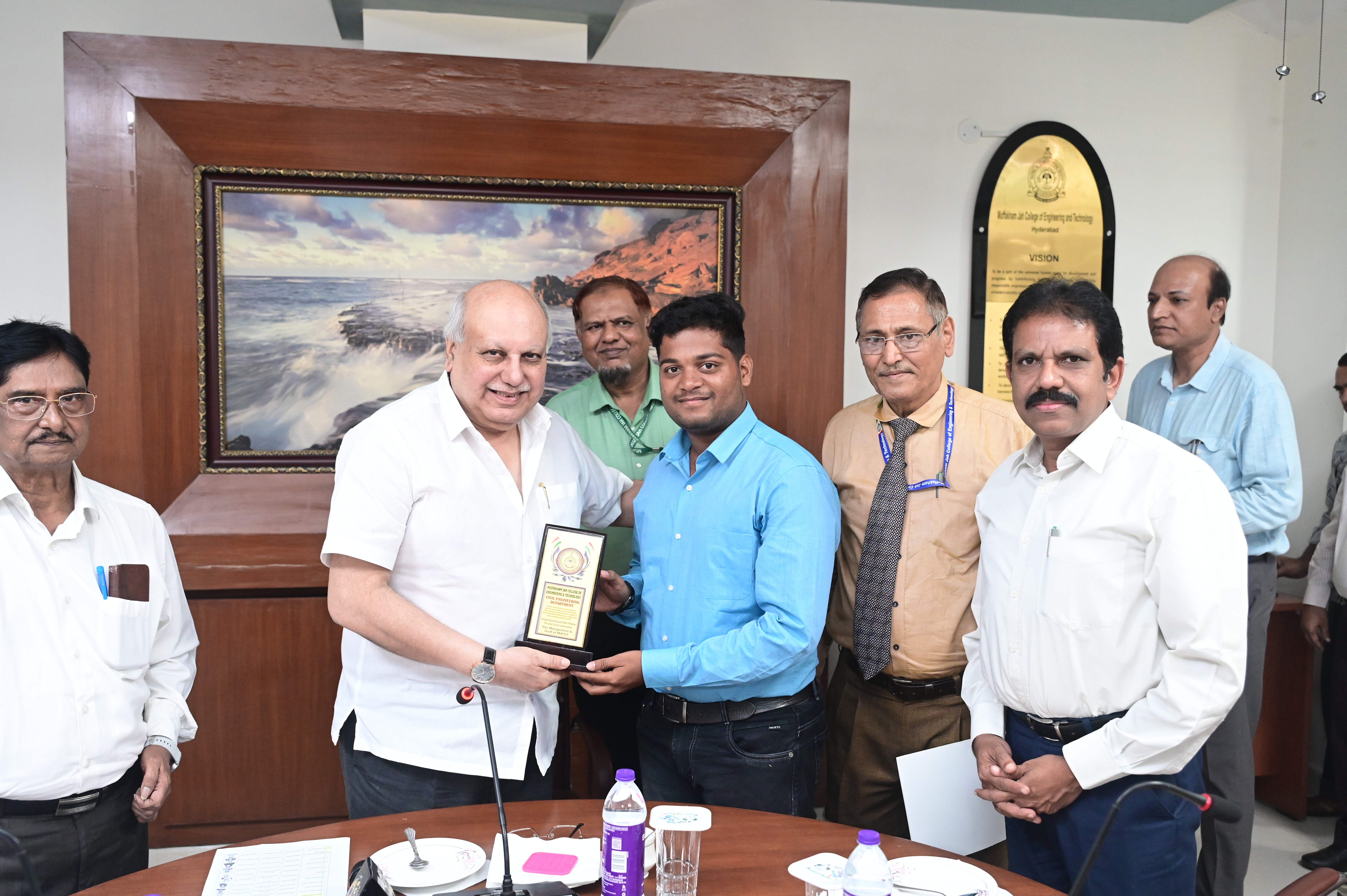 Mr. Syed Sohailuddin, AEE receiving memento from Hon. Secretary Janab Zafar Javeed, SUES